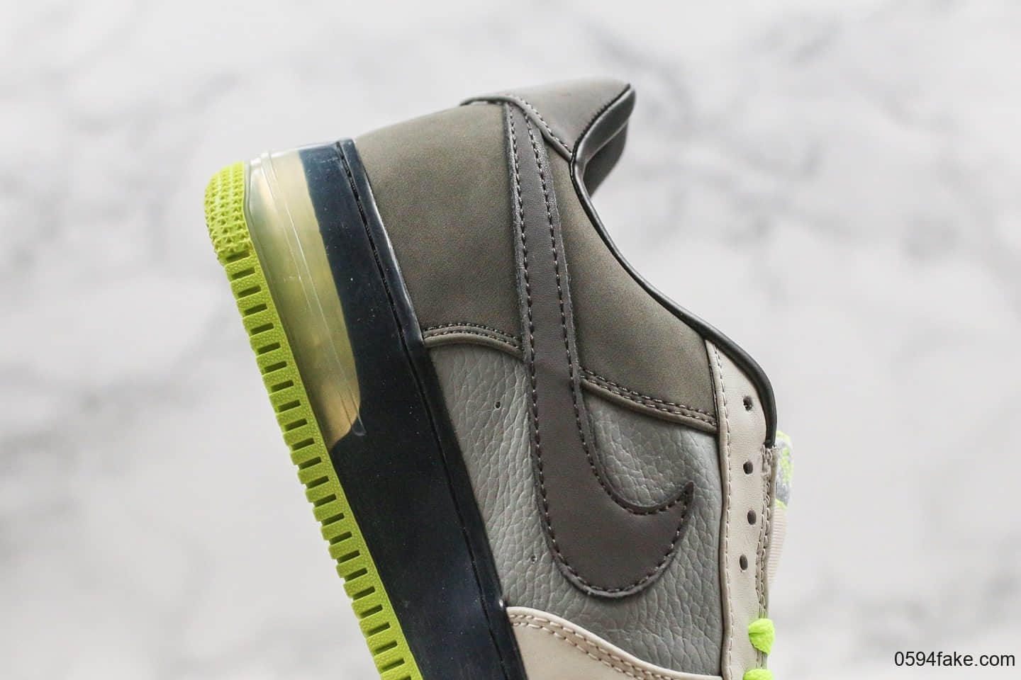耐克Nike Air Force 1 07纯原版本低帮空军一号35周年纪念款灰绿色内置后掌可视气垫全头层牛皮打造 货号：318772-001