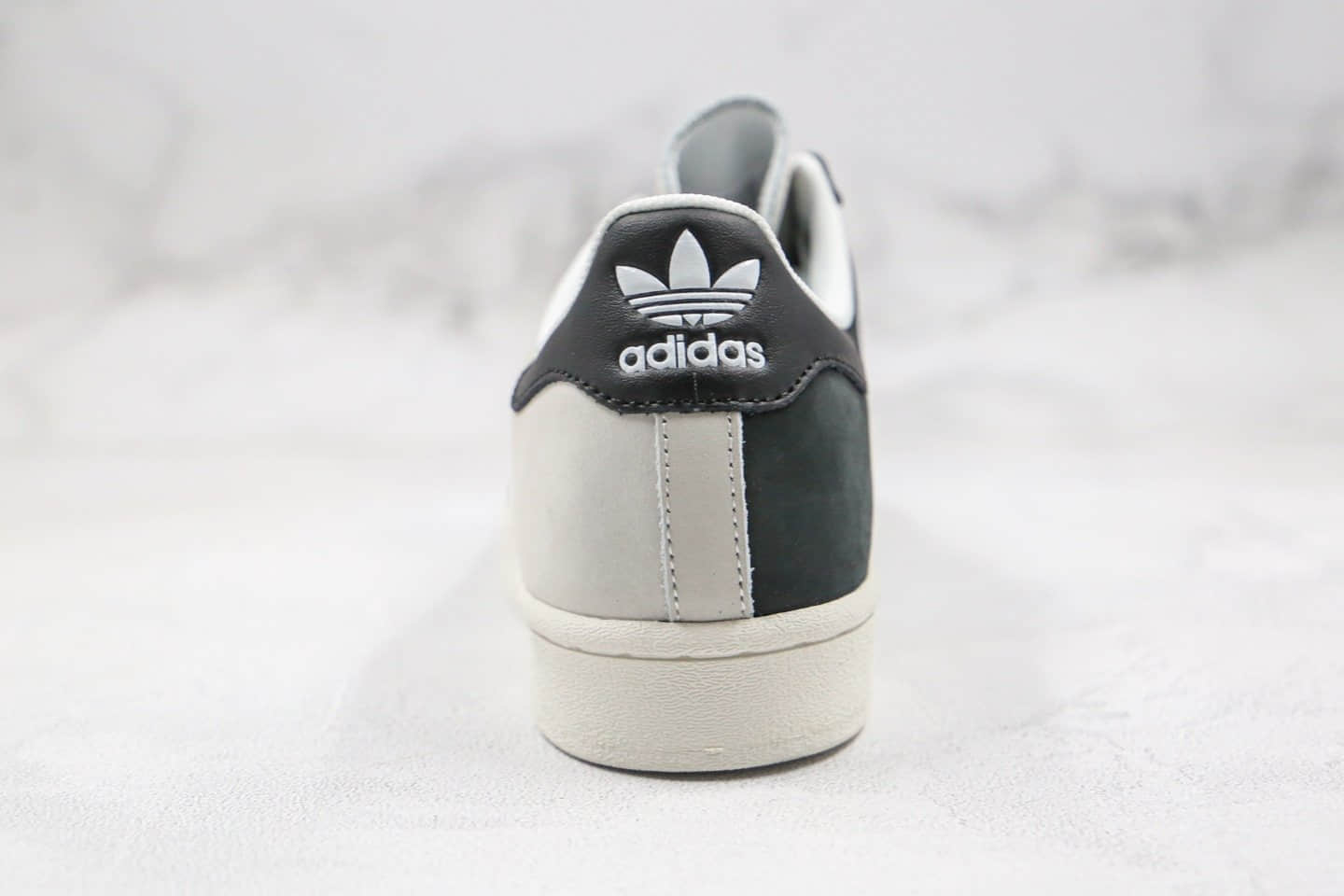 阿迪达斯Adidas Superstar Originals纯原版本三叶草贝壳头五十周年黑白阴阳灰黑白色原盒原标原楦头纸板打造 货号：FV0323