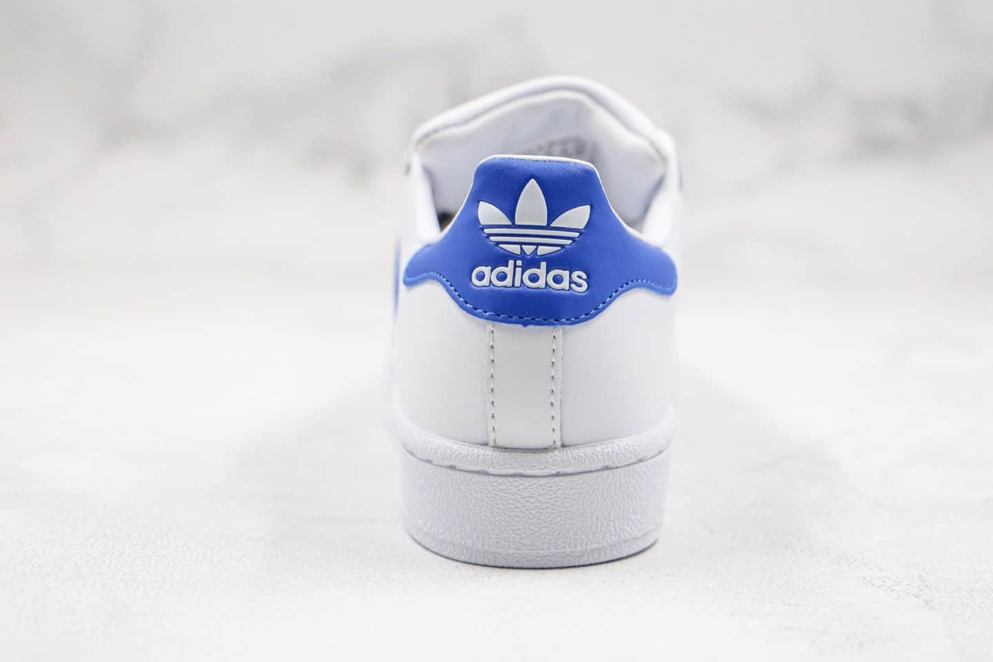 阿迪达斯adidas superstar纯原版本三叶草贝壳头低帮板鞋白蓝红区别市面通货 货号：BB2246