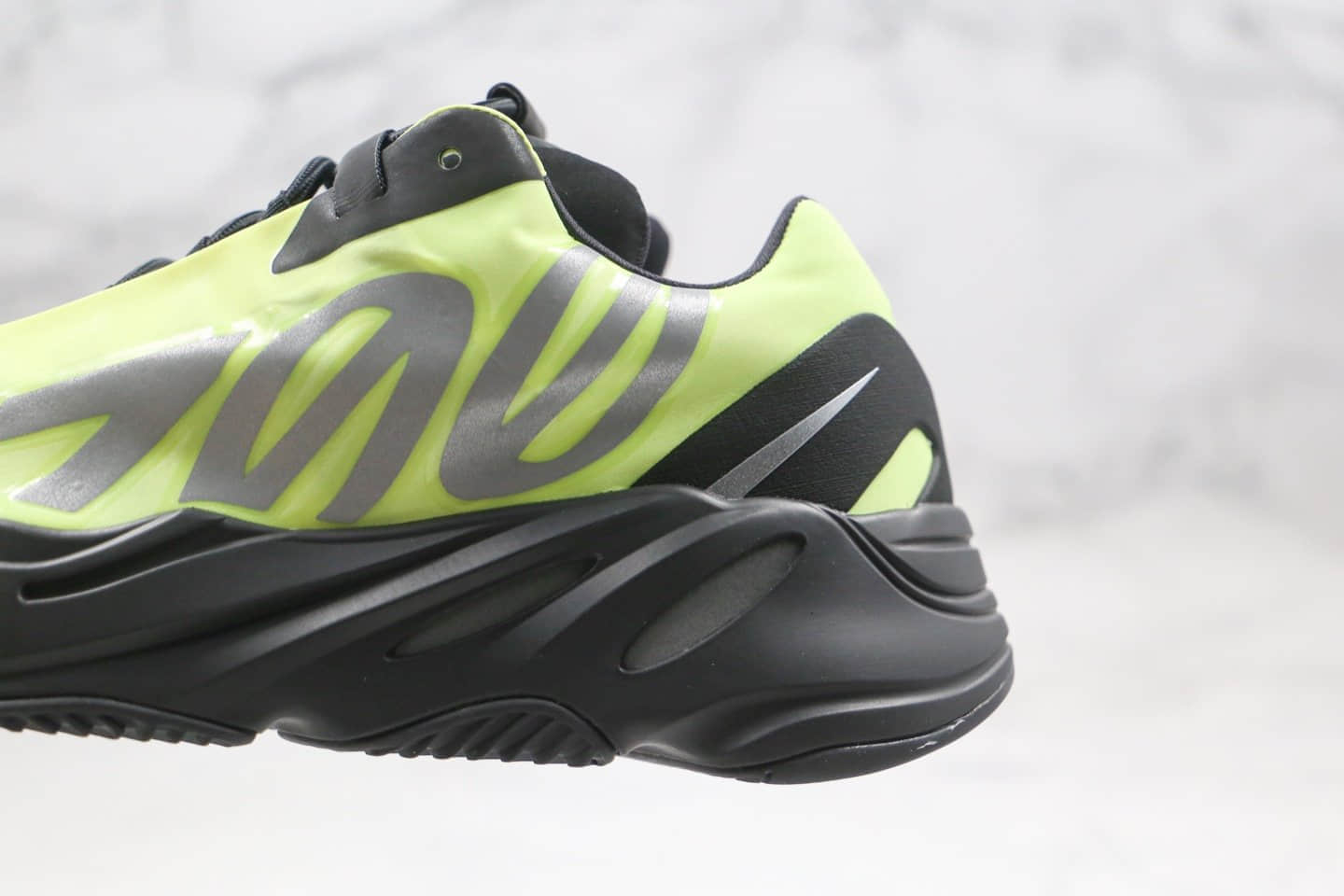 阿迪达斯adidas Yeezy Boost 700 MNVN Phosphor纯原版本椰子700V3荧光绿原楦开发巴斯夫原底 货号：FY3727