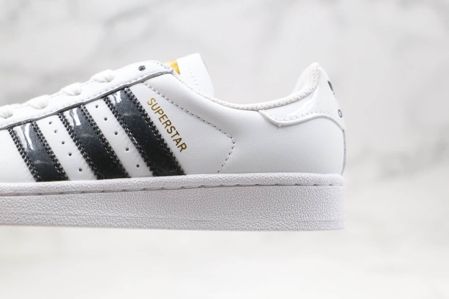 阿迪达斯Adidas Originals SUPERSTAR W纯原版本三叶草贝壳头金标白黑色漆皮LOGO板鞋正确PU硅蓝软中底 货号：EF1627