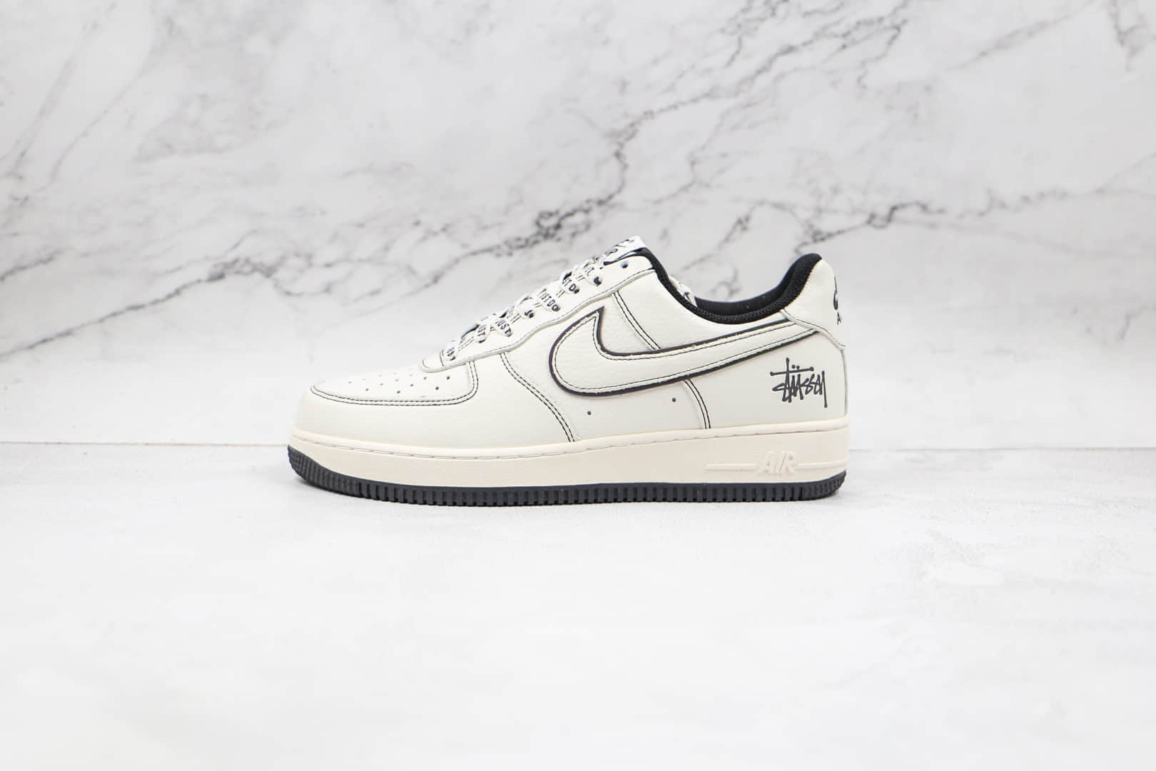 耐克Nike Air Force 1 Low纯原版本低帮空军一号白黑色缝线斯图西联名款板鞋内置气垫 货号：UN1635-702