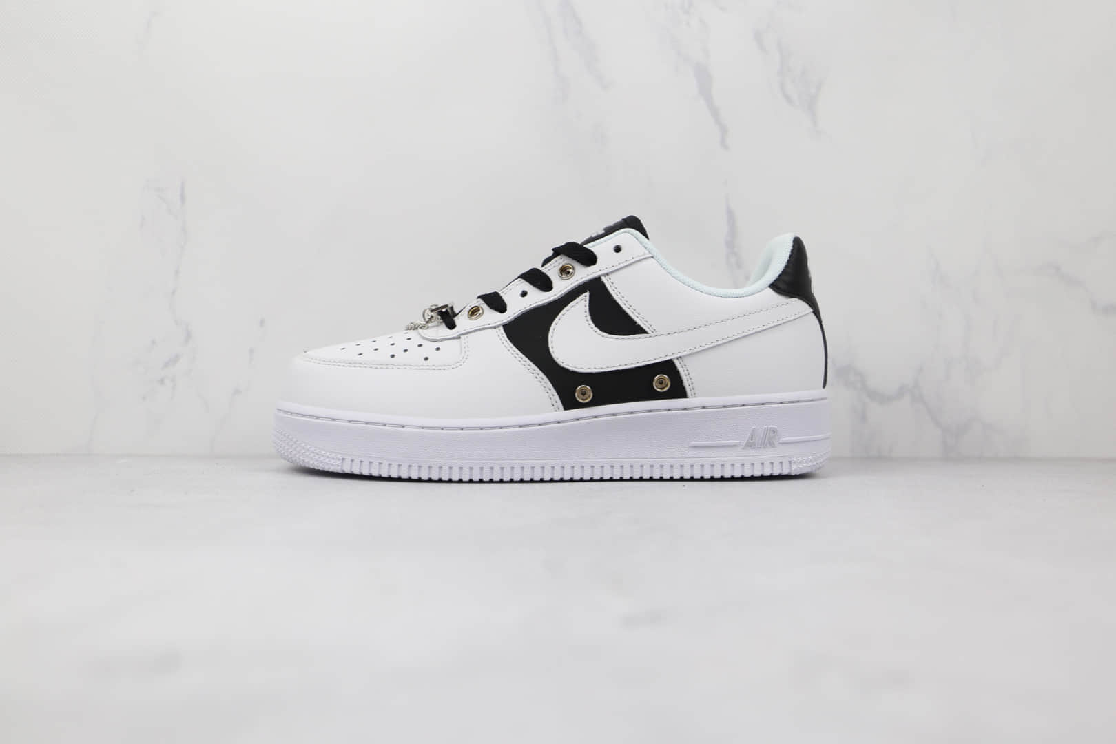 耐克Nike Air Force 1 Low '07纯原版本低帮空军一号白黑色金属银牌板鞋原楦头纸板打造 货号：DA8571-100