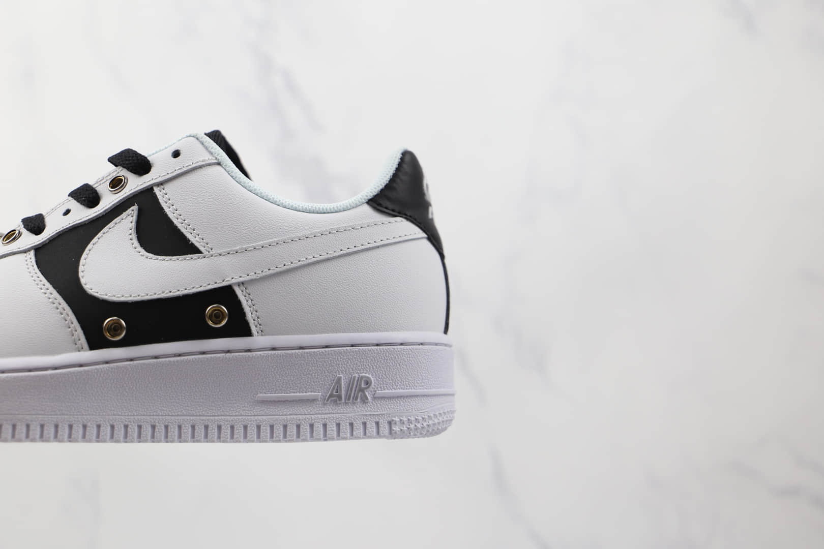 耐克Nike Air Force 1 Low '07纯原版本低帮空军一号白黑色金属银牌板鞋原楦头纸板打造 货号：DA8571-100