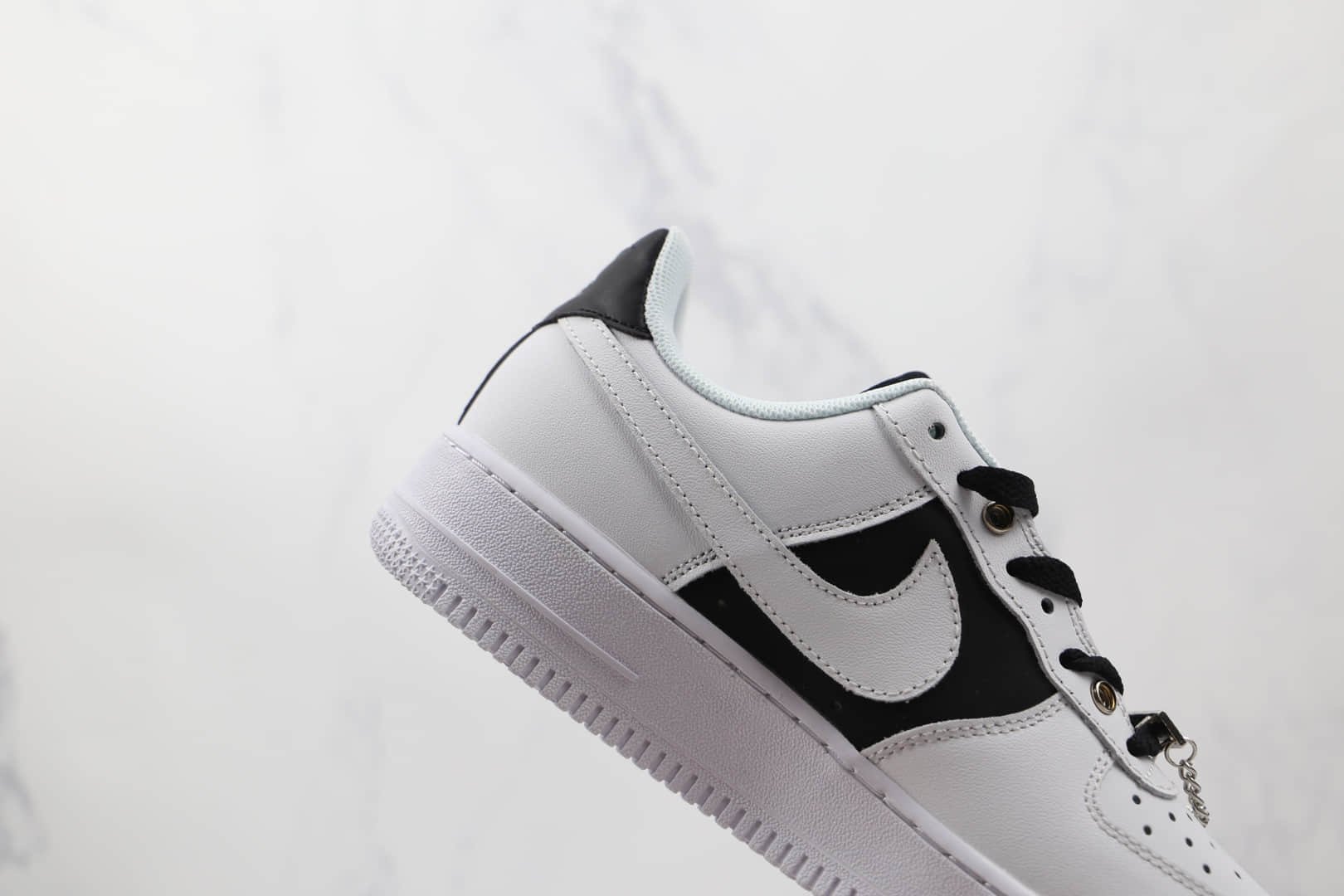 耐克Nike Air Force 1 Low '07纯原版本低帮空军一号白黑色金属银牌板鞋原楦头纸板打造 货号：DA8571-100