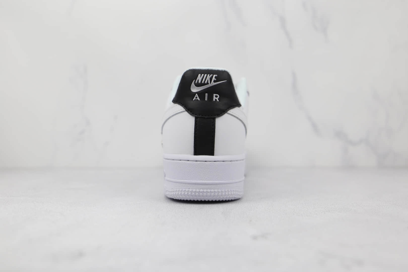 耐克Nike Air Force 1 Low '07纯原版本低帮空军一号白黑色金属银牌板鞋原楦头纸板打造 货号：DA8571-100