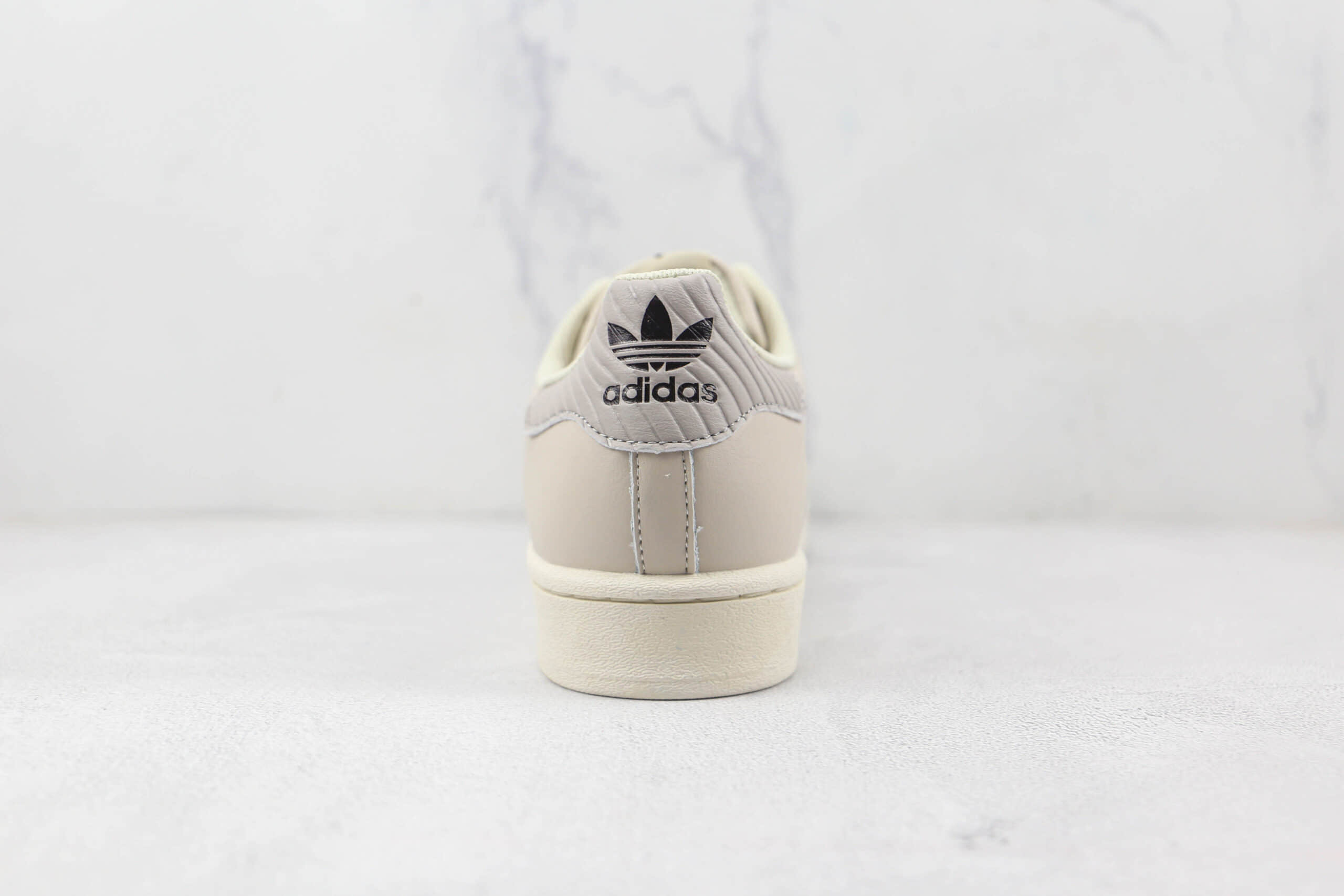 阿迪达斯Adidas Originals SUPERSTAR纯原版本三叶草贝壳头浅灰色板鞋原楦头纸板打造 货号：GW4437