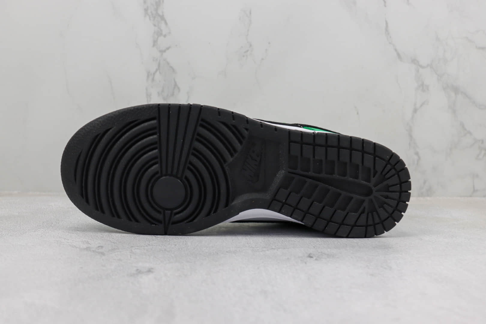 耐克Nike SB Dunk Low纯原版本低帮SB Dunk白绿黑勾板鞋 莆田天花板Dunk系列 货号：FN3612-300