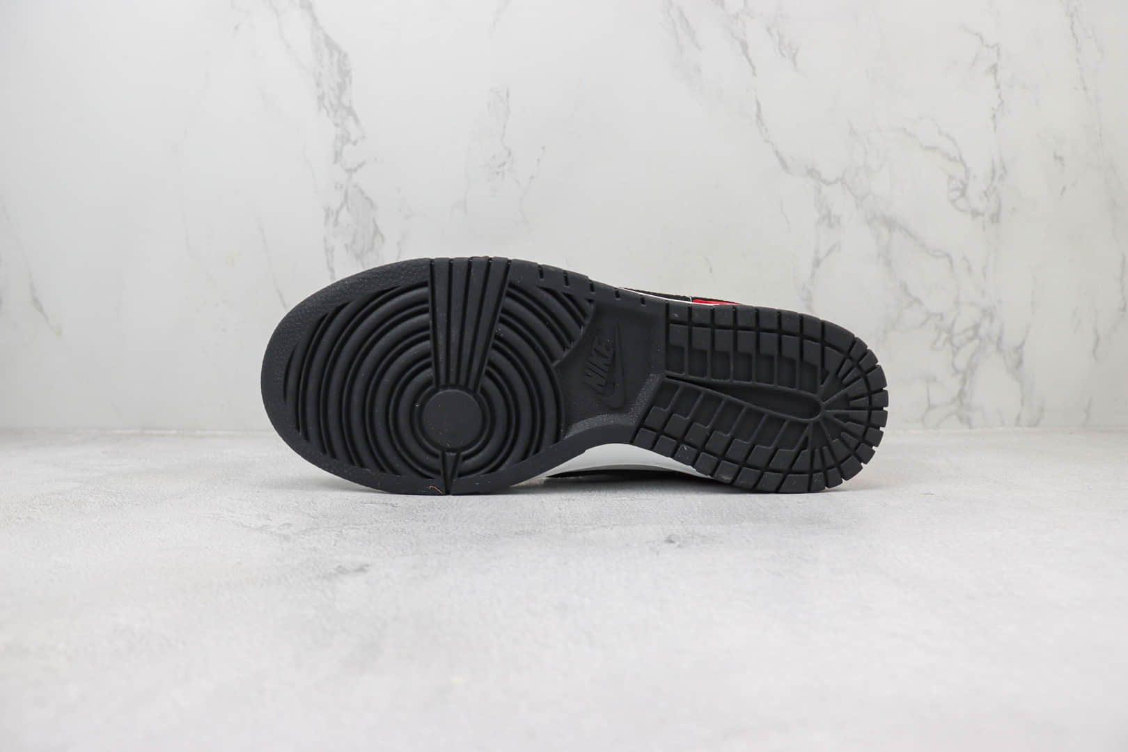 耐克Nike SB Dunk Low纯原版本低帮SB Dunk钻石联名黑白红板鞋 莆田耐克货源 货号：FC1688-124
