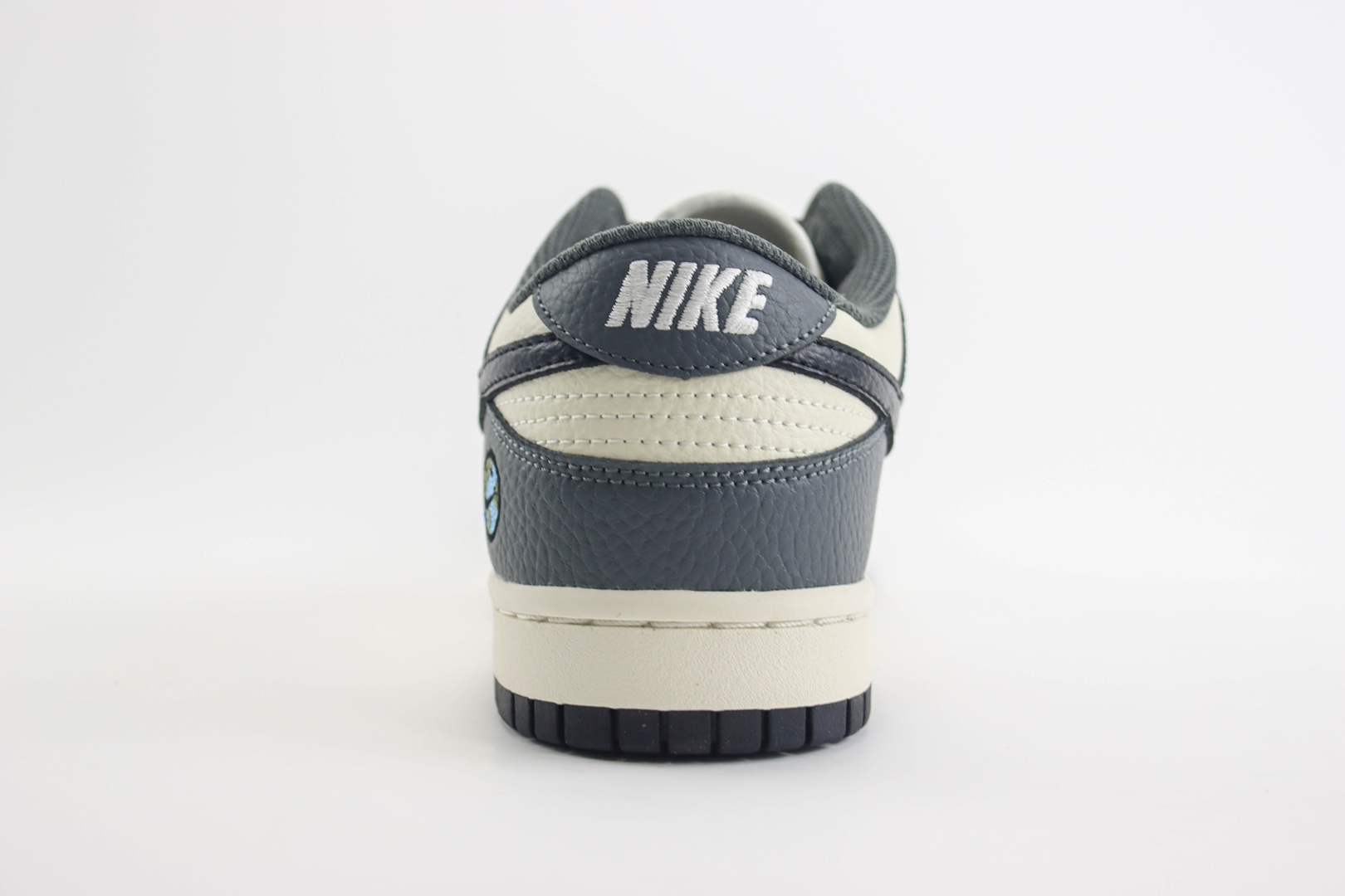 耐克Nike Dunk Low纯原版本低帮Dunk白灰黑地球笑脸板鞋 莆田天花板Dunk 货号：BB1609-116