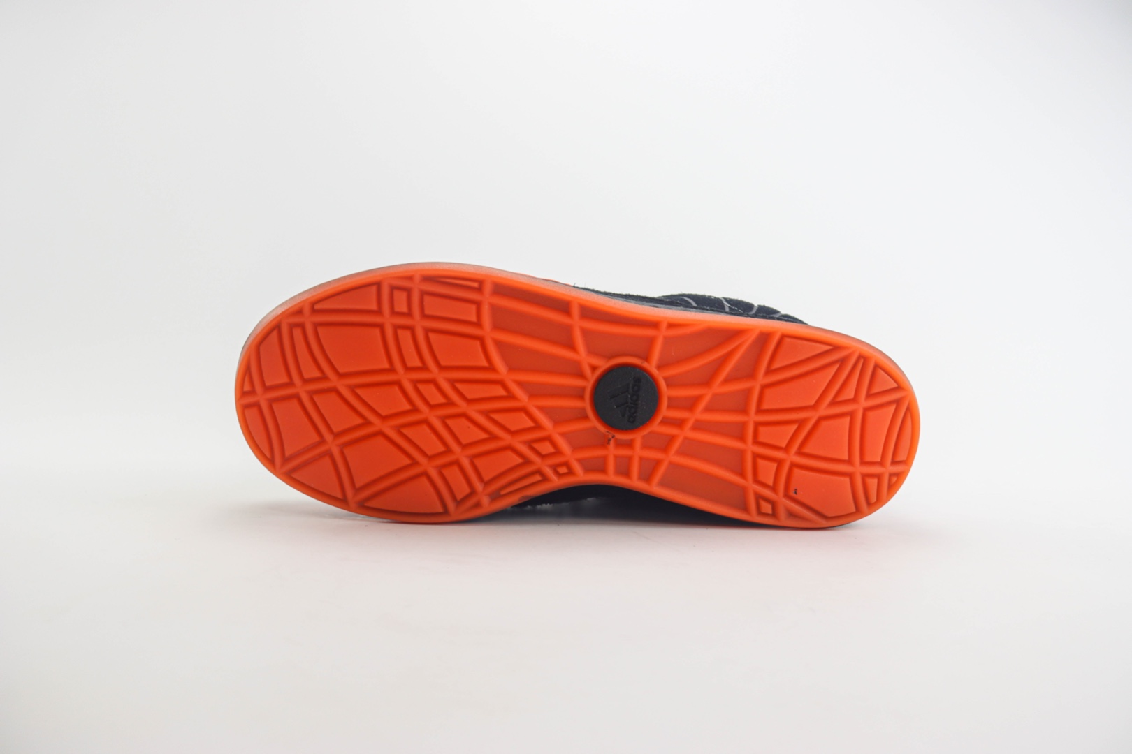 阿迪达斯Human Made x adidas Adimatic Low纯原版本马蒂奇系列黑橙色鲨鱼面包鞋 莆田复刻鞋货源 货号：IG4024
