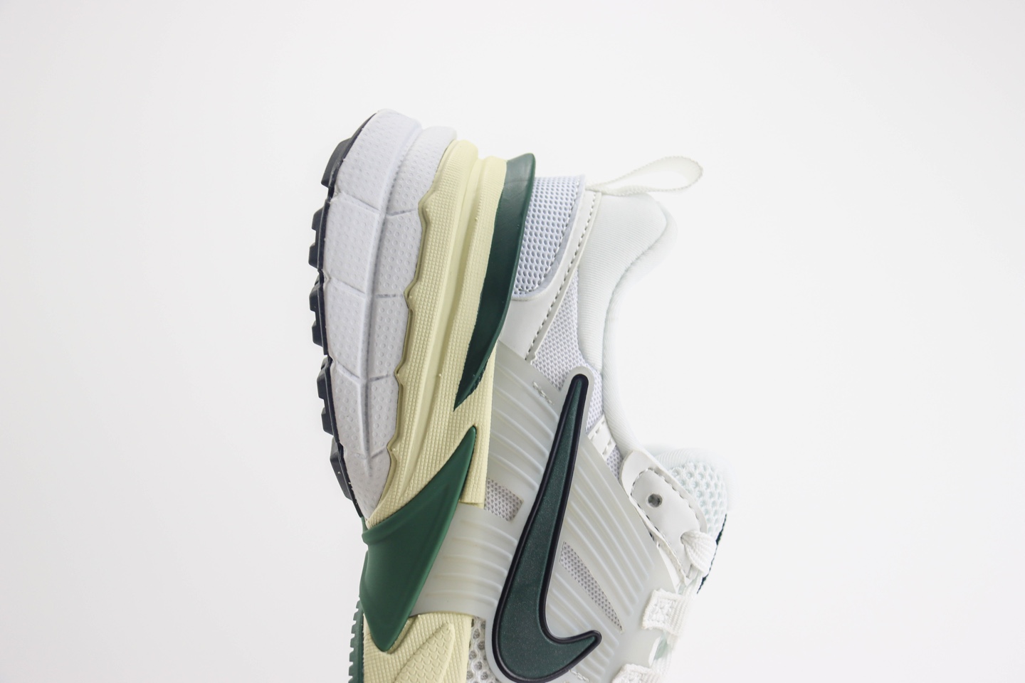 耐克Nike V2K Runtekk Run纯原版本V2K白绿色复古跑鞋 莆田耐克货源 货号：FD0736-101