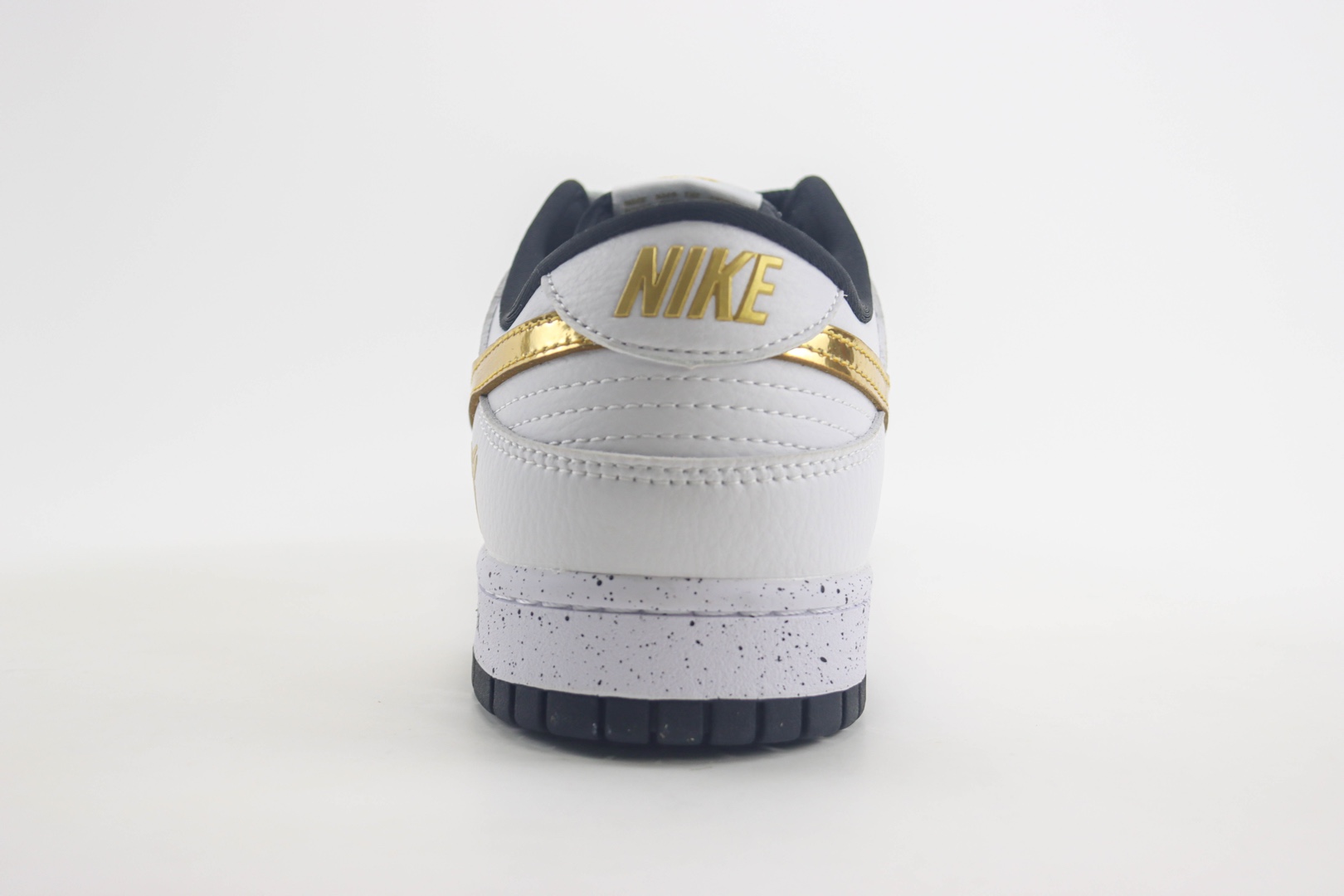 耐克KOBE x Nike Dunk Low纯原版本科比联名Dunk白黑金低帮板鞋 莆田耐克货源 货号：FC1688-193