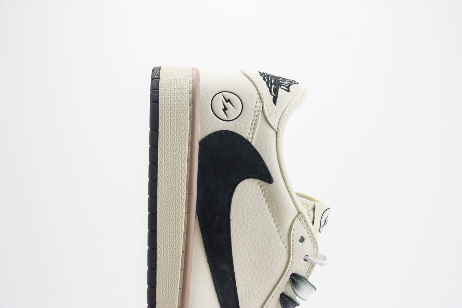 乔丹Travis Scott x Fragment Design x Air Jordan 1 Low纯原版本低帮AJ1闪电联名TS米黑双拼板鞋 莆田AJ货源 货号：CF3688-018