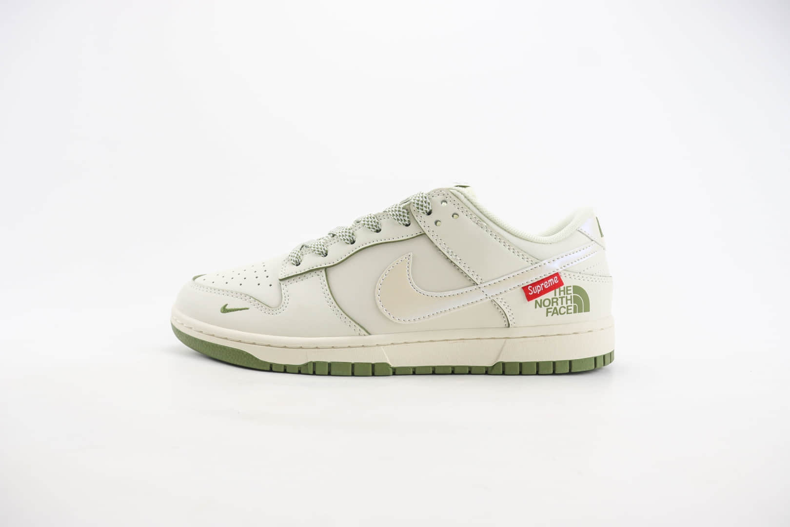 耐克Supreme x Nike Dunk Low x The North Face纯原版本北面联名Dunk米绿色Supreme板鞋 莆田耐克工厂 货号：XX2025-638