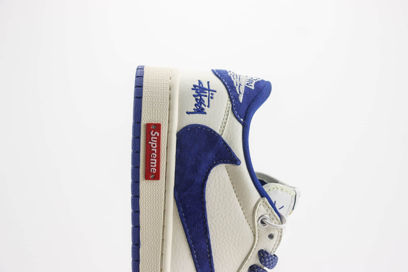 乔丹Stussy x Supreme x Air Jordan 1 Low纯原版本斯图西联名AJ1白蓝翻毛勾板鞋 莆田AJ货源 货号：SJ2068-127