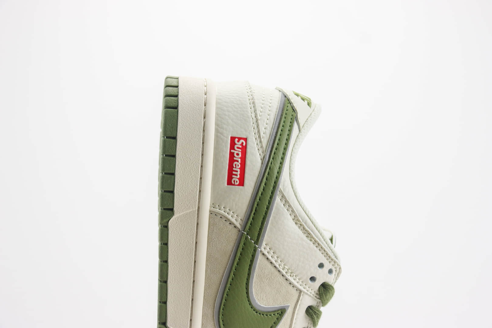 耐克Supreme x Nike SB Dunk Low纯原版本低帮SB Dunk白绿双小勾板鞋 莆田耐克货源 货号：XX2025-689